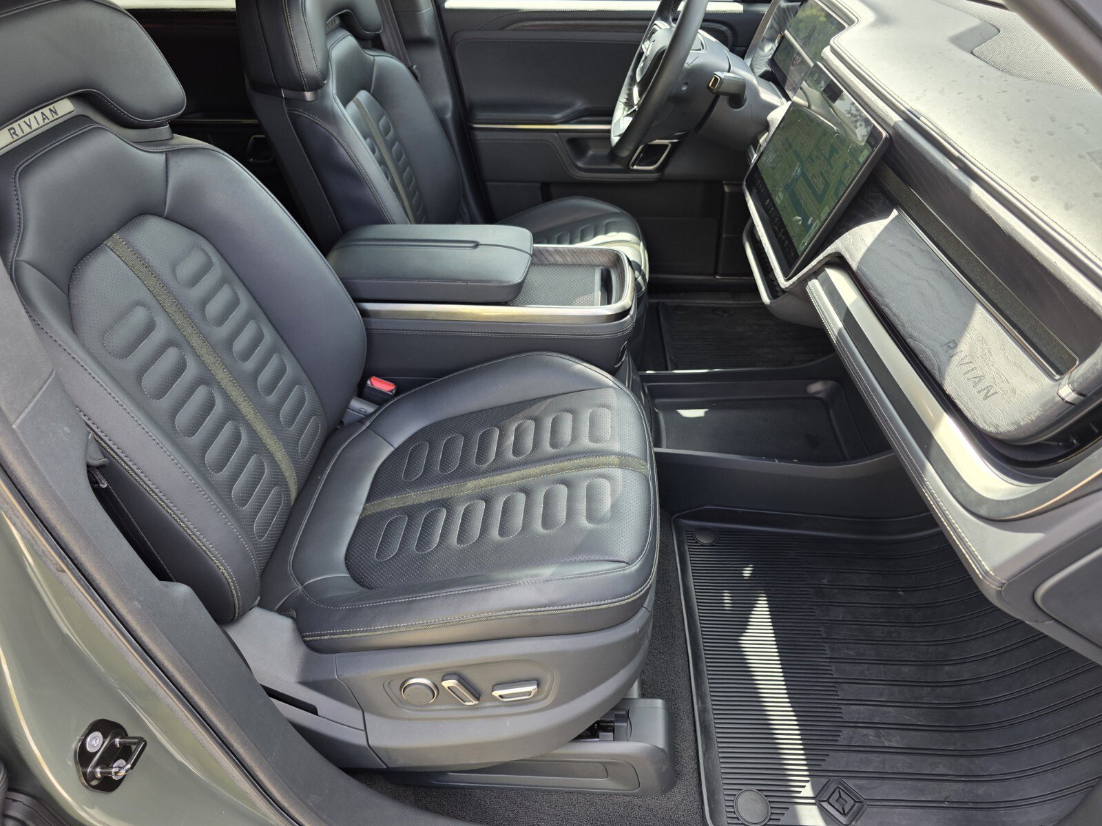 Used 2022 Rivian R1S Launch Edition AWD/4WD image 3
