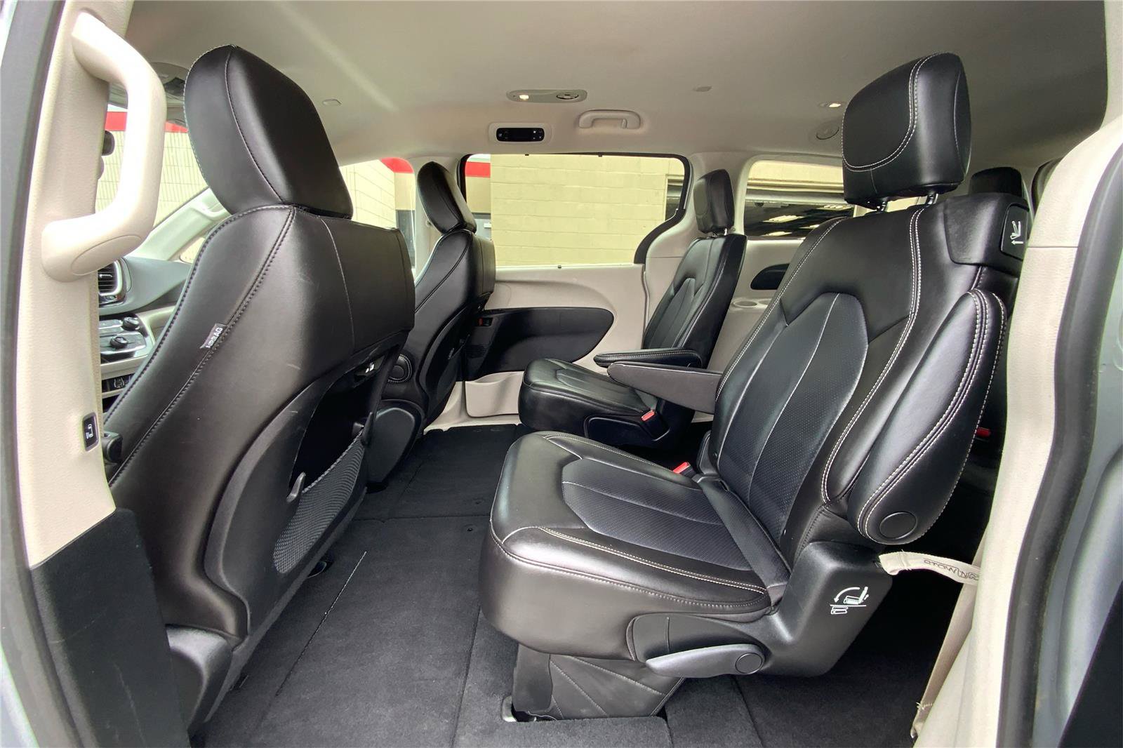 Used 2023 Chrysler Pacifica Touring-L FWD image 11