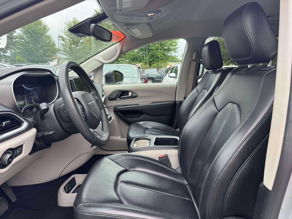 Used 2023 Chrysler Pacifica Touring-L FWD image 16