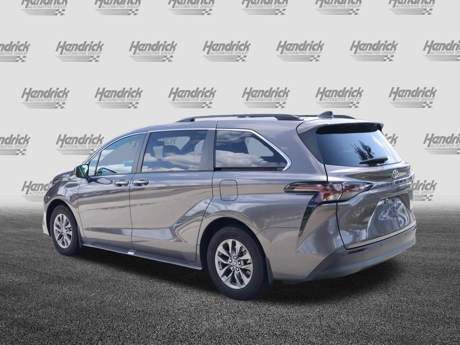 Used 2024 Toyota Sienna XLE w/ XLE Plus Package FWD image 7