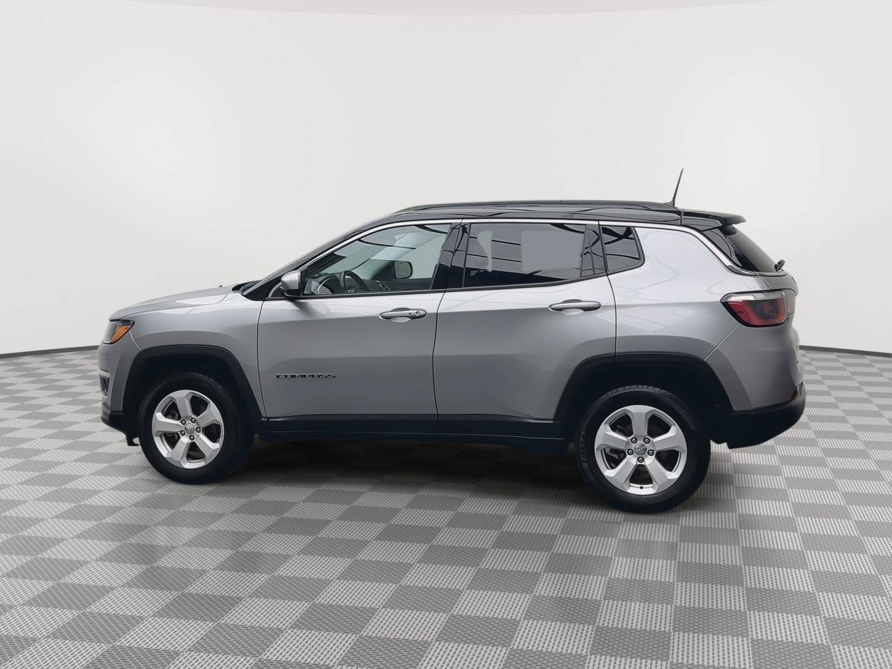 Used 2020 Jeep Compass Latitude w/ Cold Weather Group AWD/4WD image 32