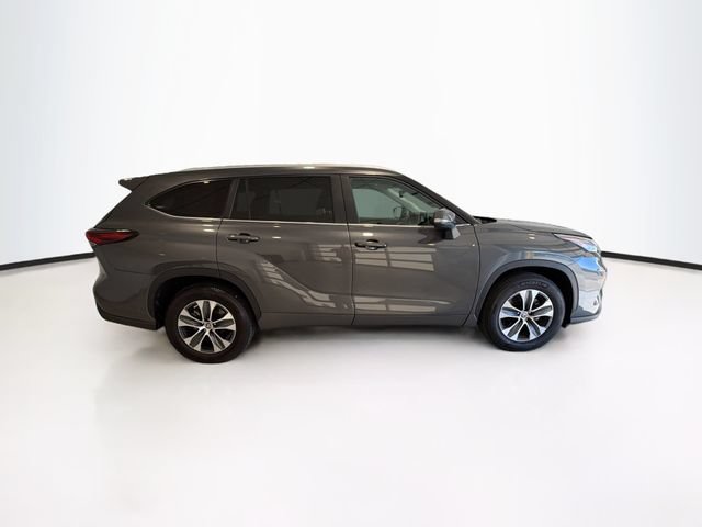 Certified 2025 Toyota Highlander XLE FWD image 8