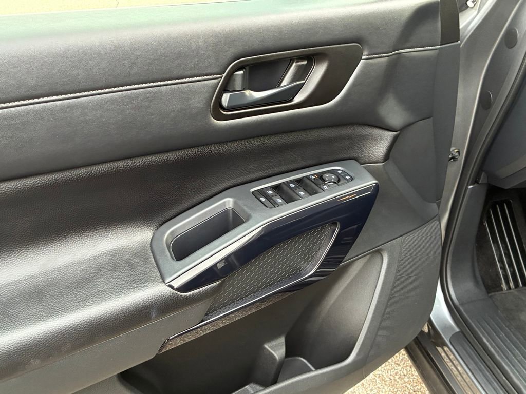 Used 2025 Nissan Pathfinder SV image 16