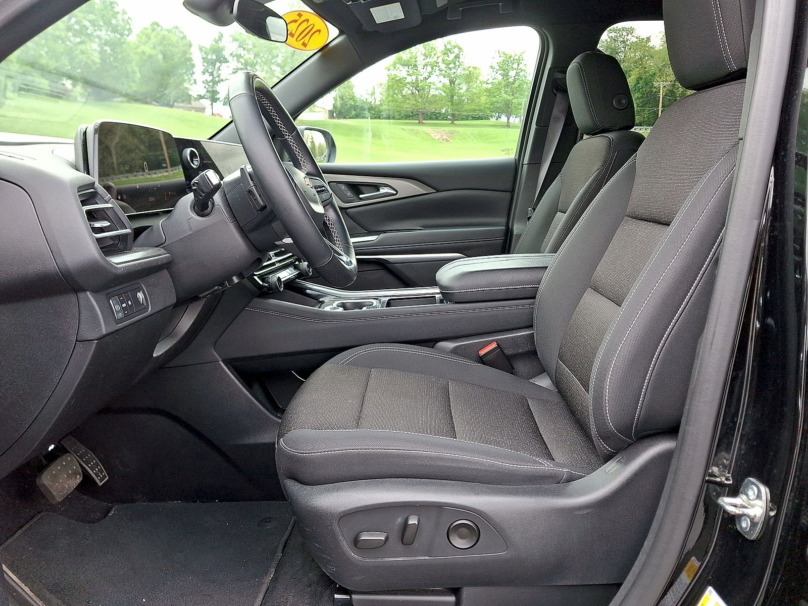 Used 2025 Chevrolet Traverse LT FWD image 11
