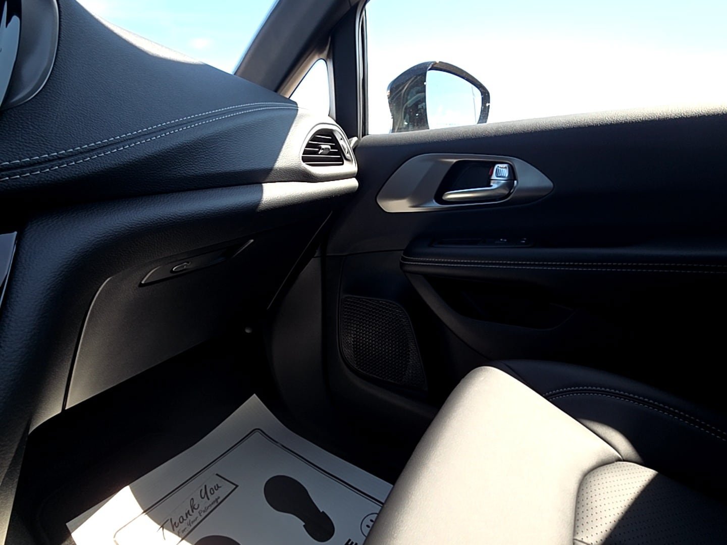New 2026 Chrysler Pacifica Select w/ S Appearance Package FWD image 17