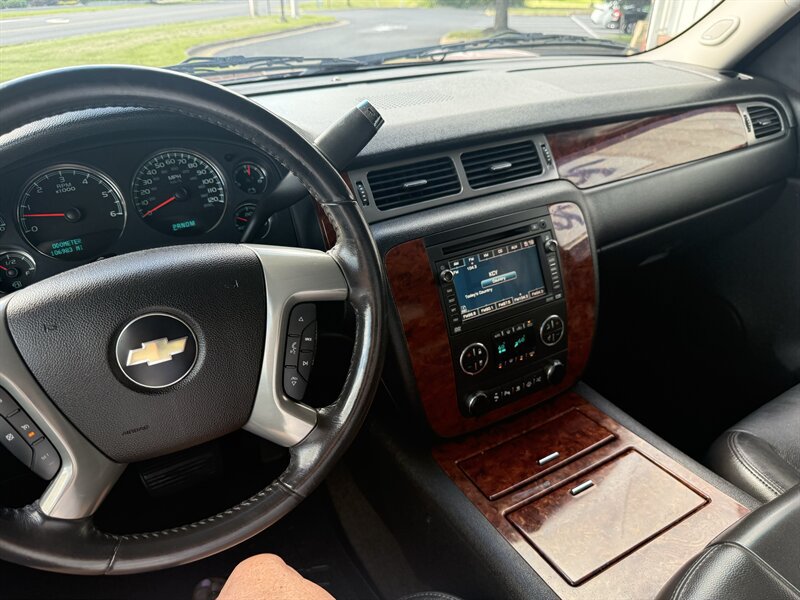 Used 2009 Chevrolet Avalanche LTZ AWD/4WD image 18