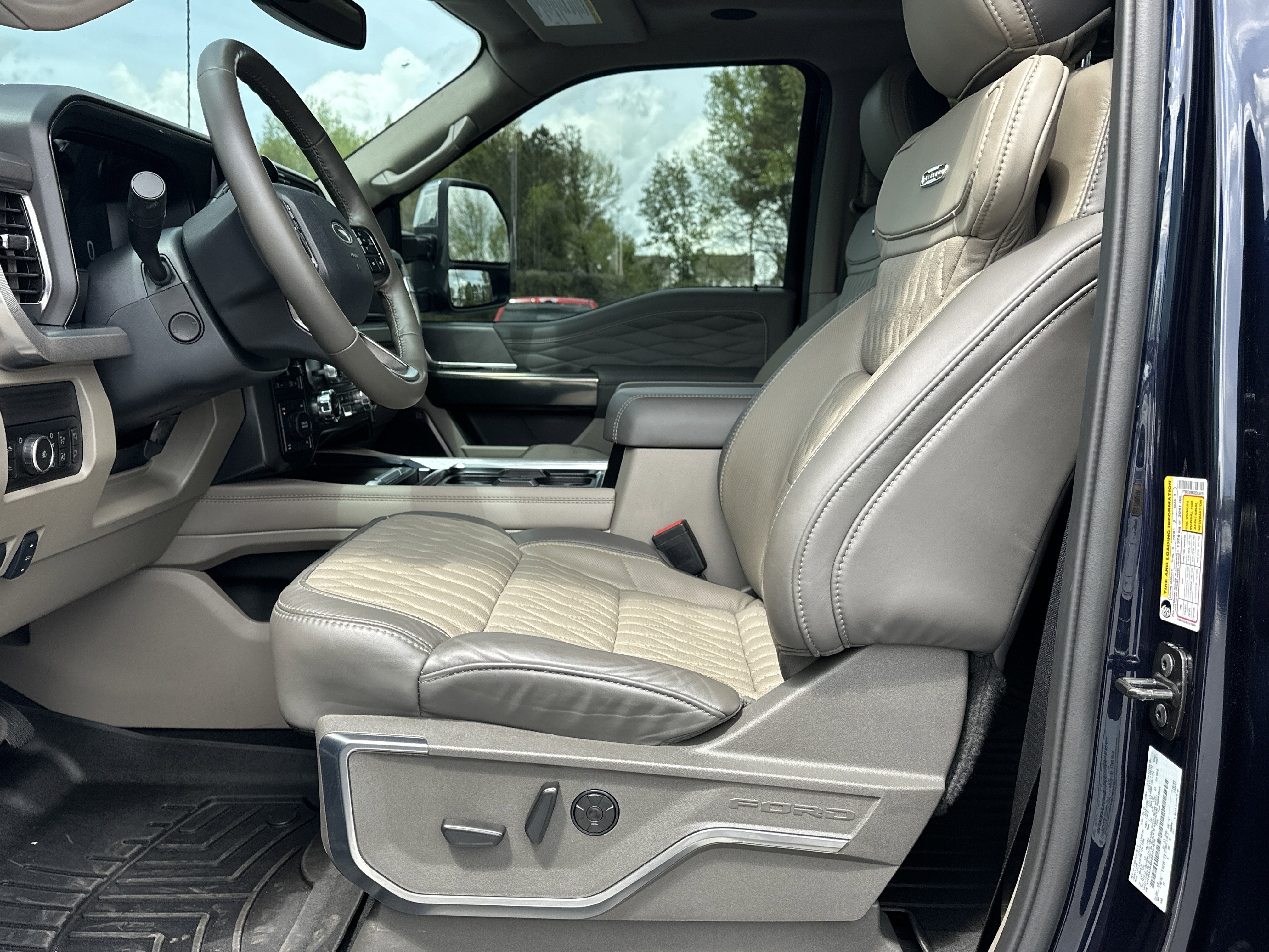 Used 2025 Ford F250 Platinum w/ Platinum Plus Package image 9