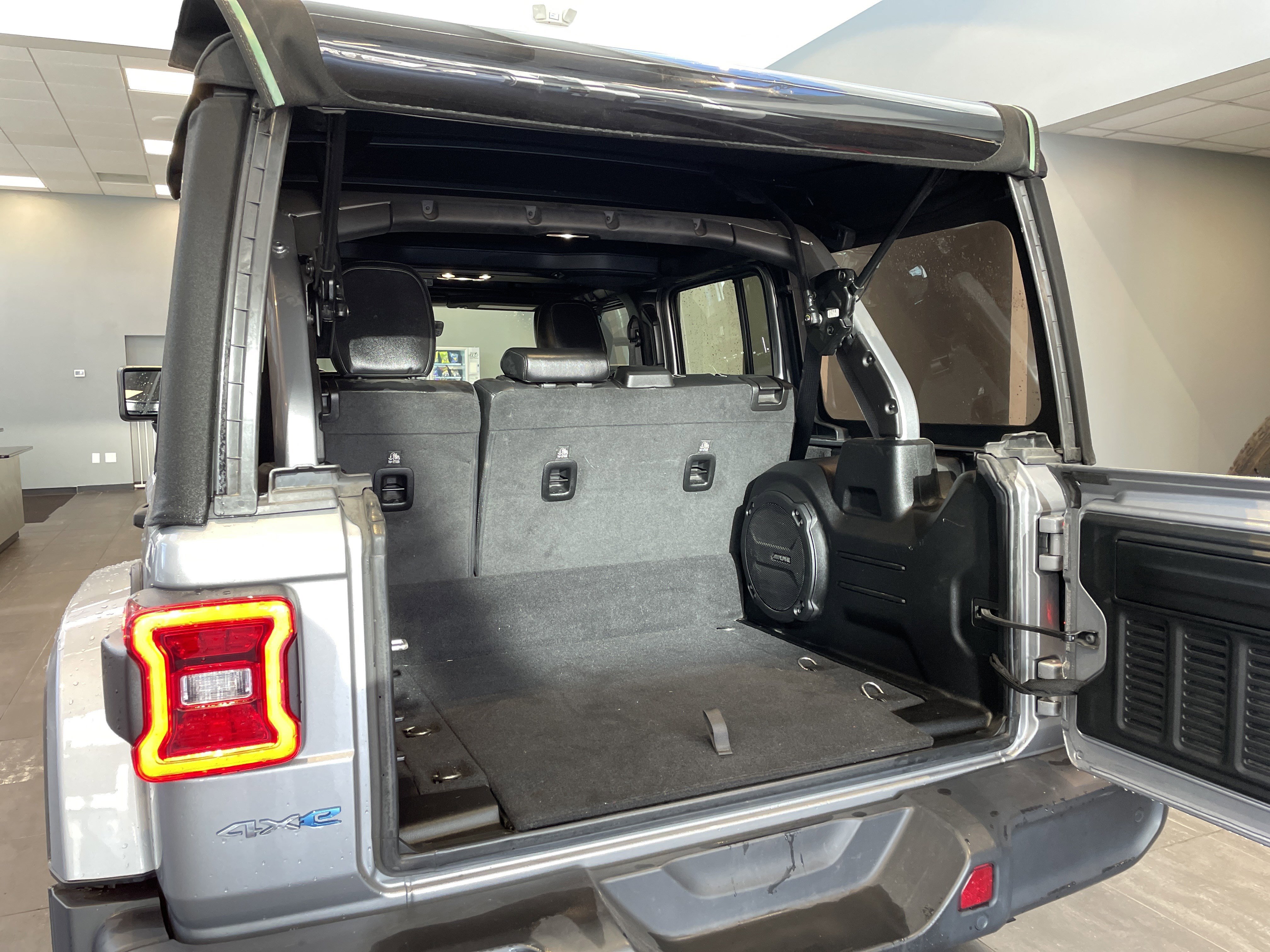 Used 2021 Jeep Wrangler Unlimited Sahara w/ Cold Weather Group AWD/4WD image 34