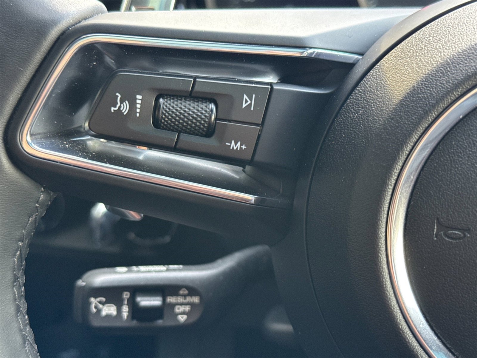 Used 2025 Porsche Macan image 27