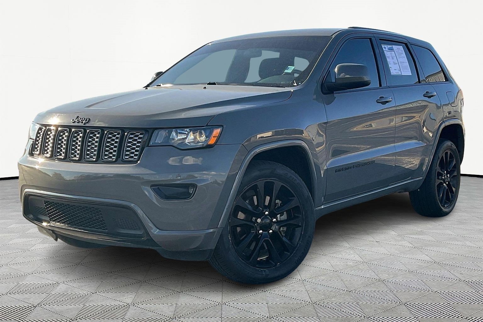 Used 2021 Jeep Grand Cherokee Laredo X image 2