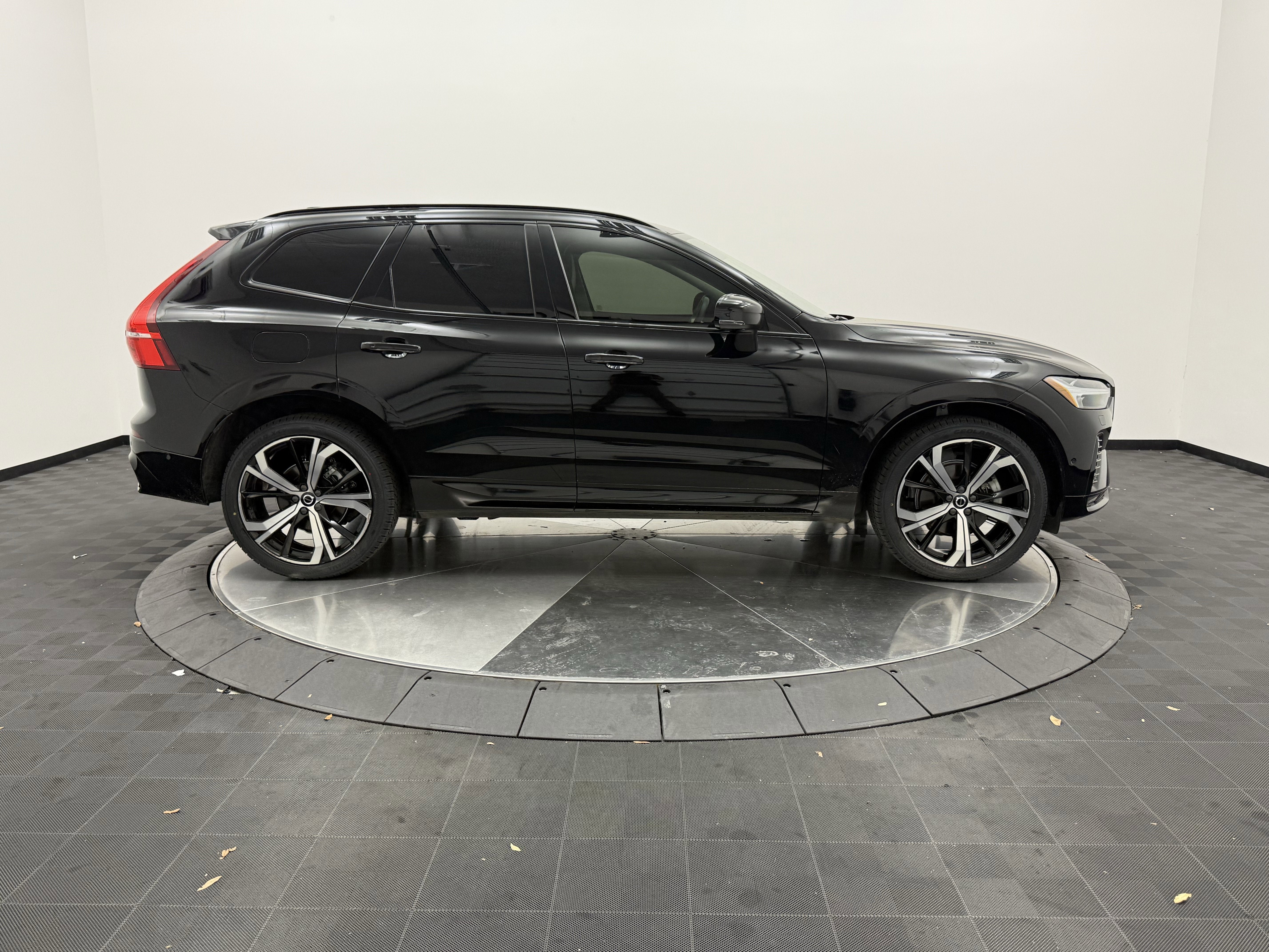 Used 2024 Volvo XC60 B5 Ultimate w/ Protection Package Premier image 8