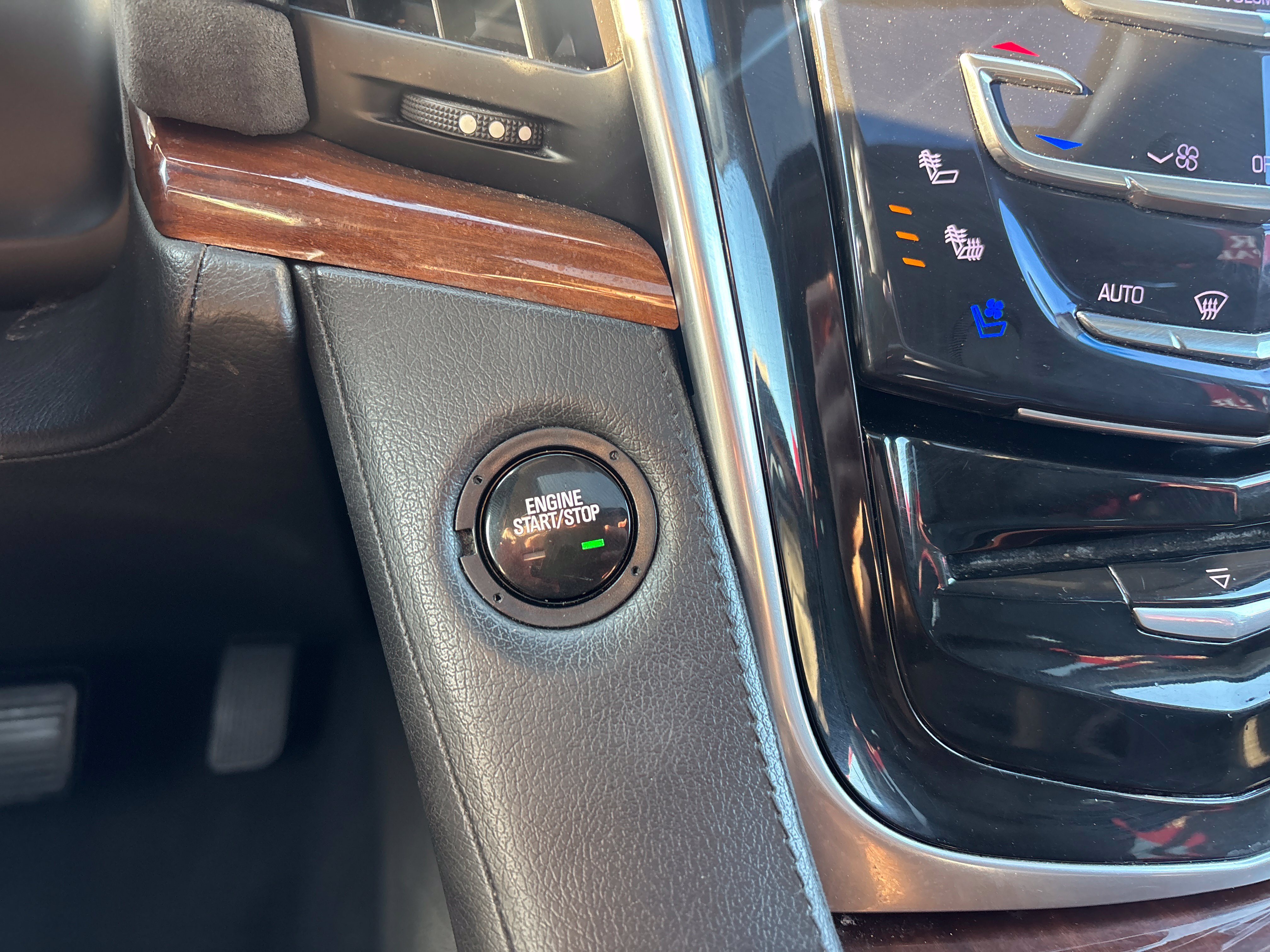 Used 2019 Cadillac Escalade ESV Luxury AWD/4WD image 22