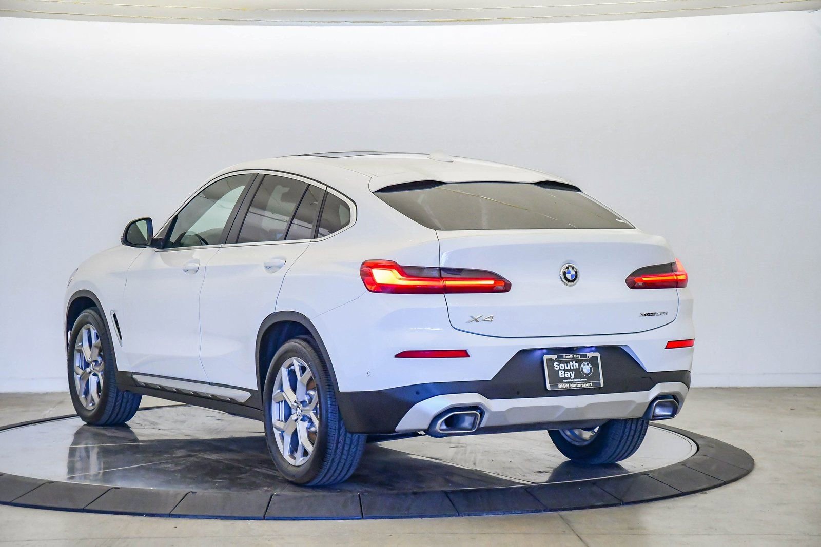 Certified 2023 BMW X4 xDrive30i w/ Premium Package image 2