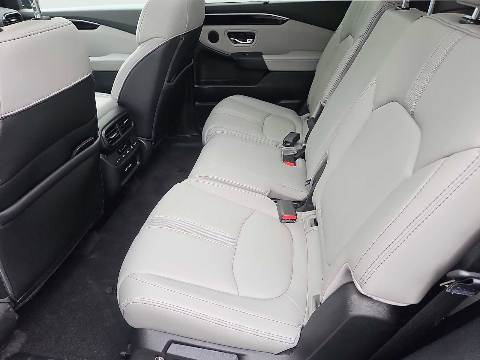 Used 2023 Honda Pilot Touring image 32