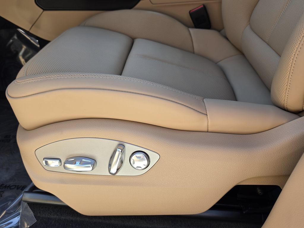 New 2026 Porsche Macan AWD/4WD image 17