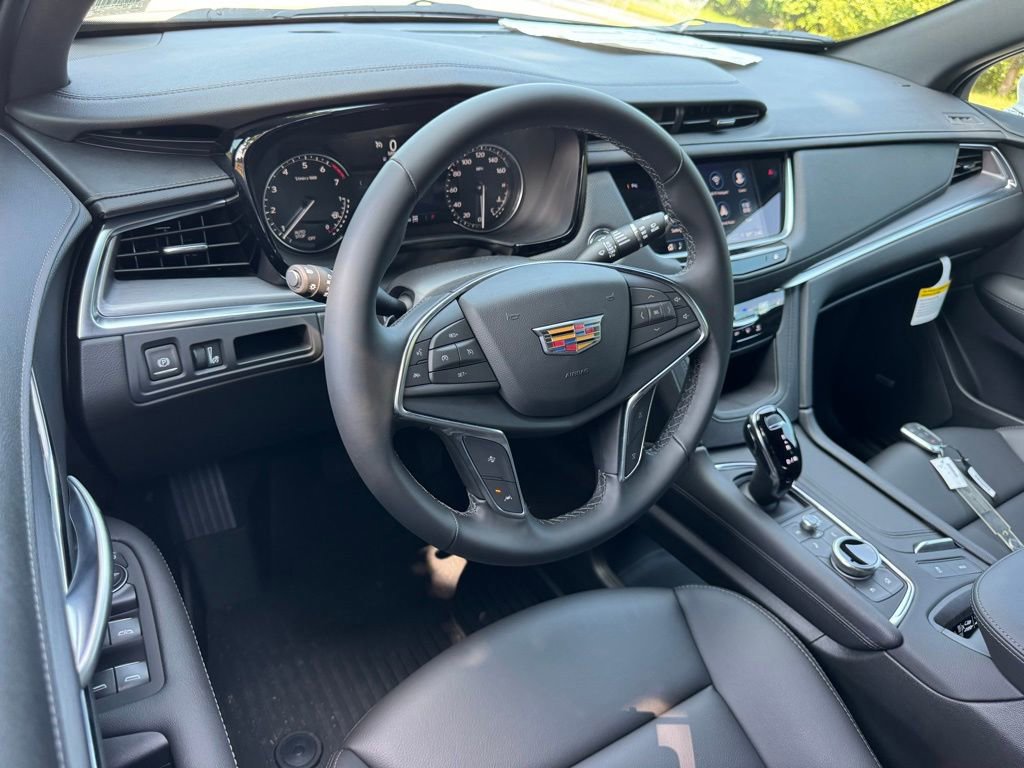 New 2025 Cadillac XT5 Luxury image 3