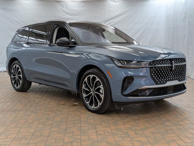 Used 2025 Lincoln Nautilus Reserve image 1