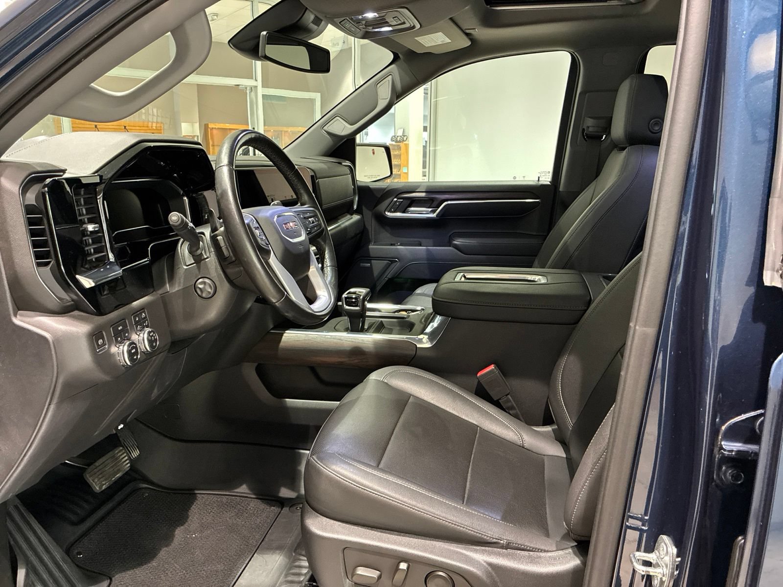 Used 2022 GMC Sierra 1500 SLT w/ SLT Premium Plus Package AWD/4WD image 16