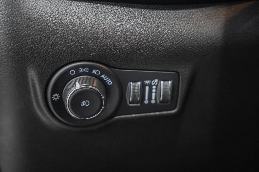 Certified 2025 Jeep Compass Latitude w/ Sun & Sound Group AWD/4WD image 50