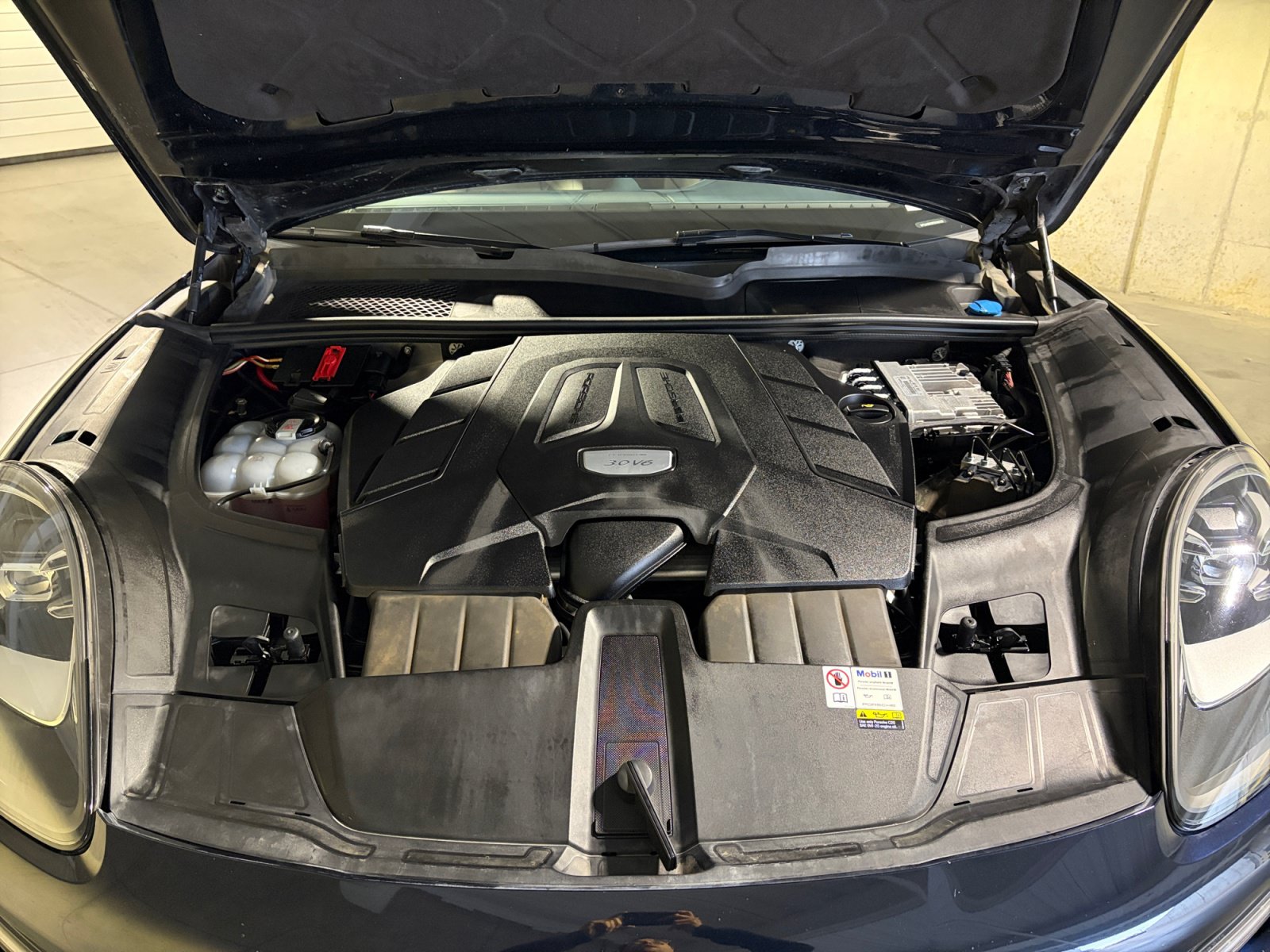 Certified 2023 Porsche Cayenne AWD/4WD image 13