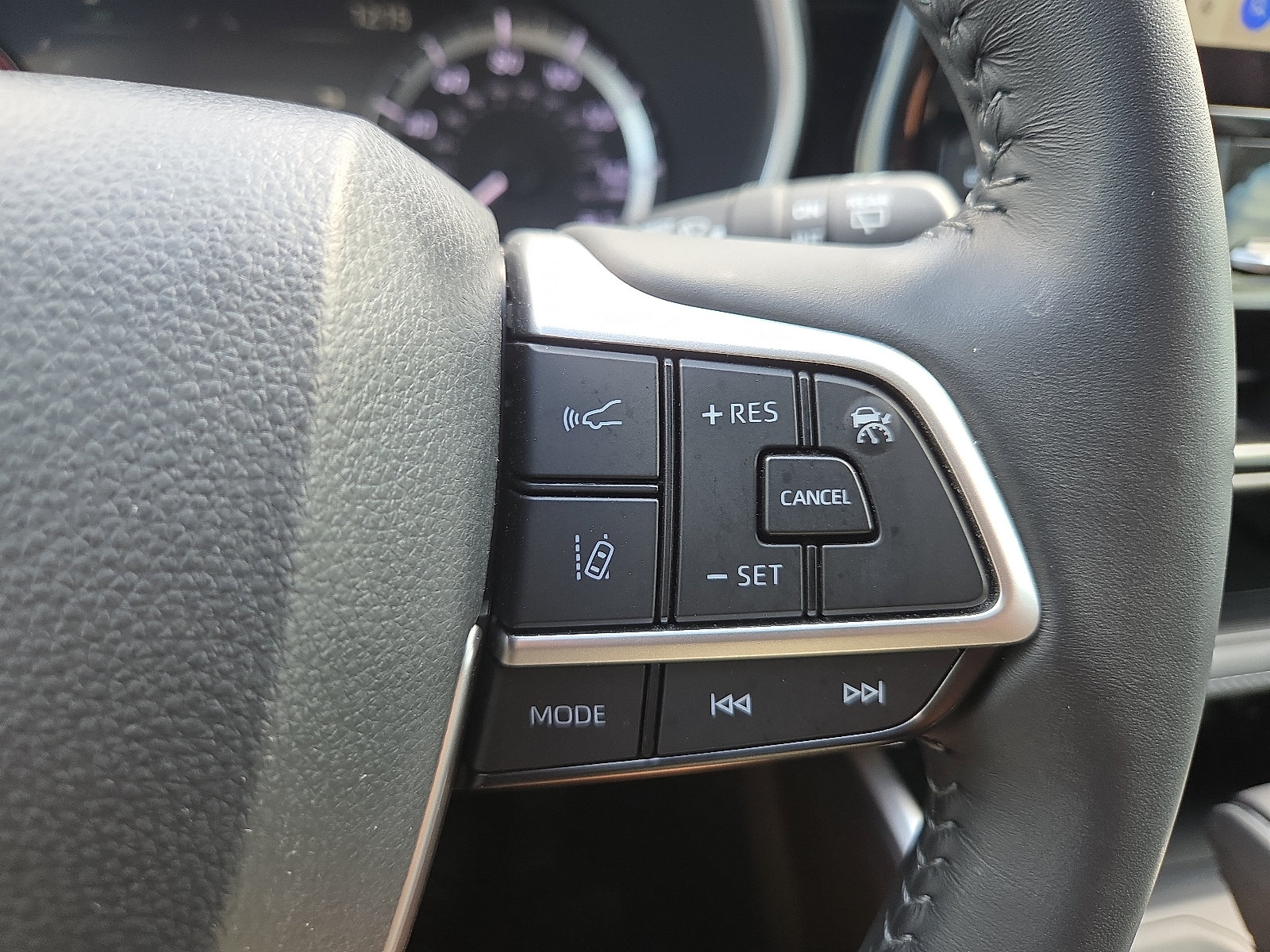 Used 2024 Toyota Highlander XLE AWD/4WD image 16