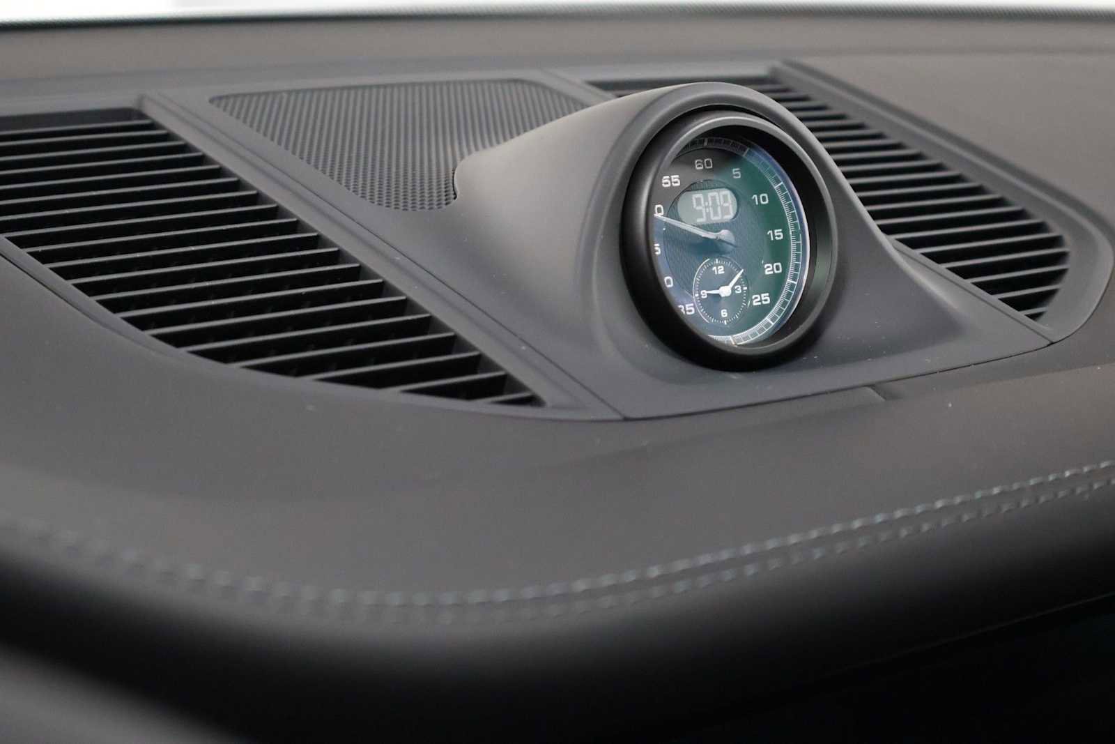 Used 2026 Porsche Macan AWD/4WD image 18