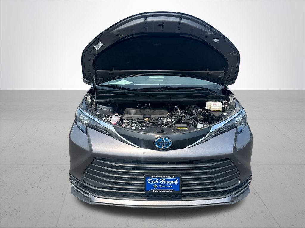 Certified 2024 Toyota Sienna LE FWD image 5