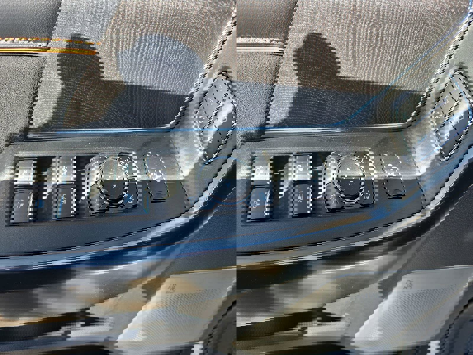 Used 2024 Ford F350 Platinum w/ FX4 Off-Road Package image 30