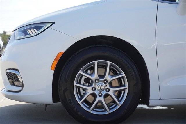 Used 2022 Chrysler Pacifica Touring image 5