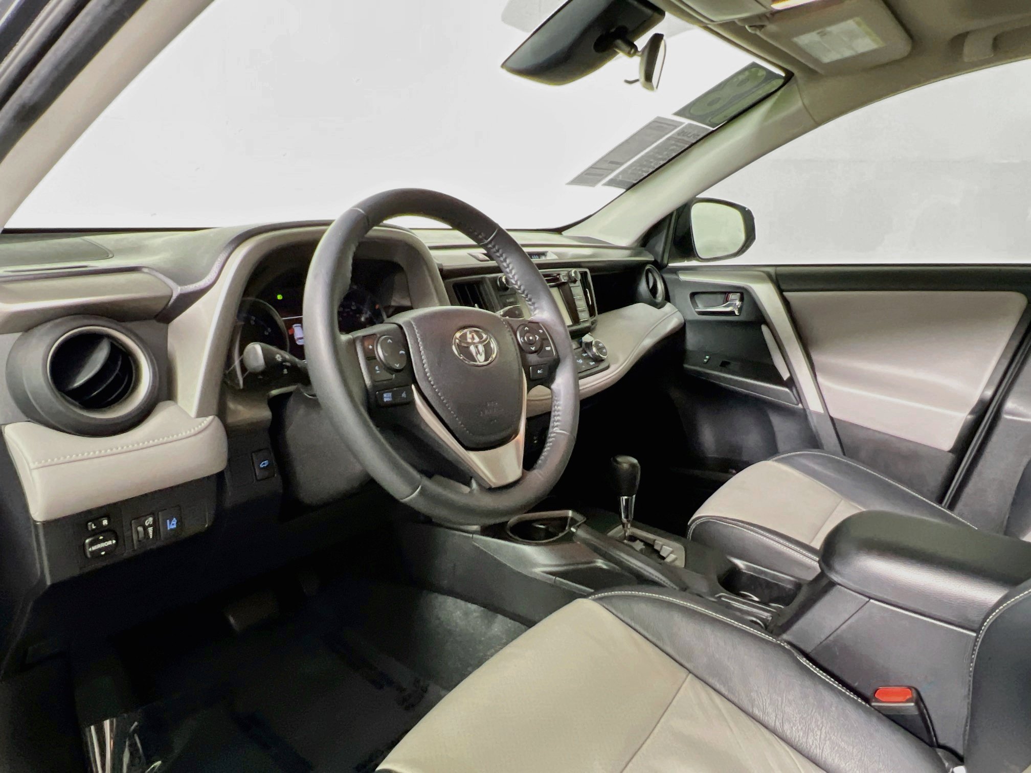 Used 2018 Toyota RAV4 XLE FWD image 30
