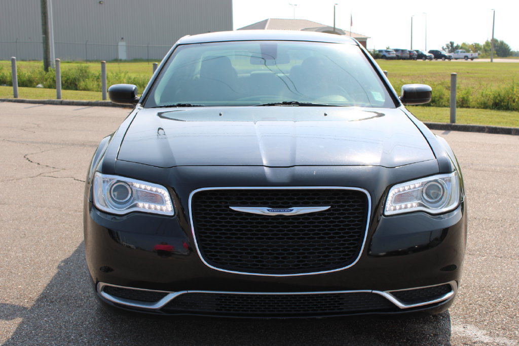 Used 2019 Chrysler 300 Touring RWD image 3
