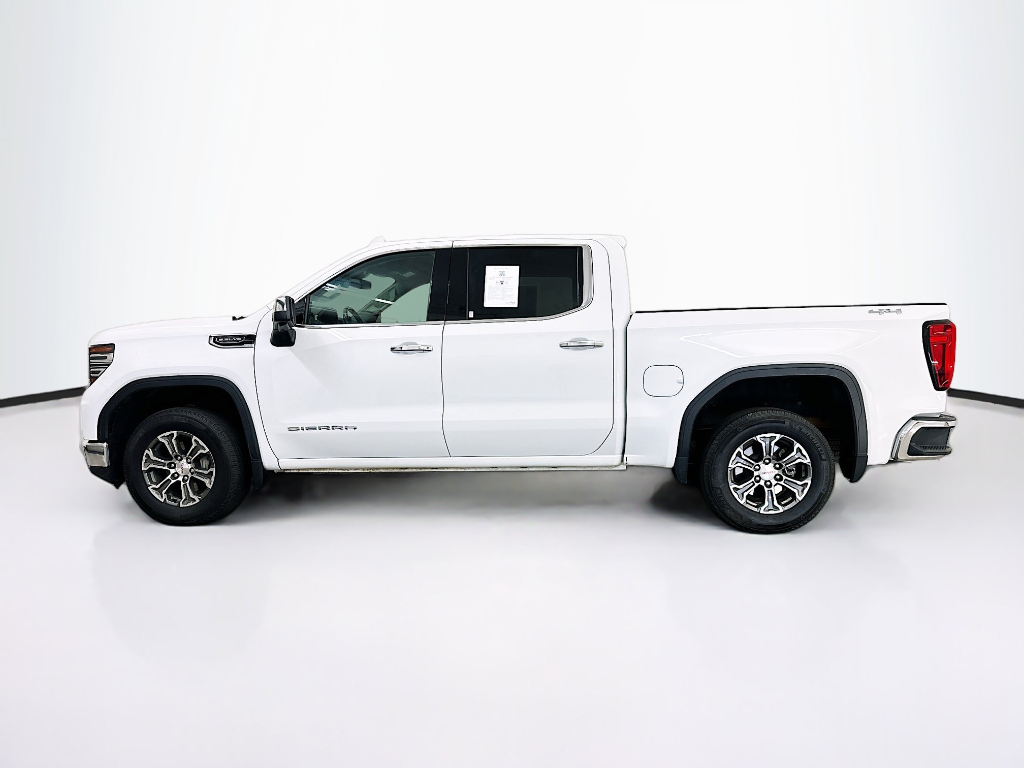 Used 2025 GMC Sierra 1500 SLT AWD/4WD image 4