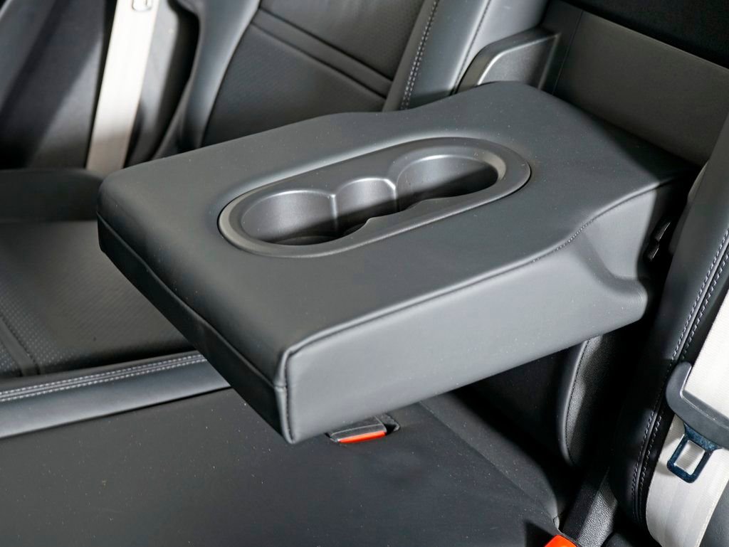 Certified 2022 Porsche Cayenne Platinum Edition image 33