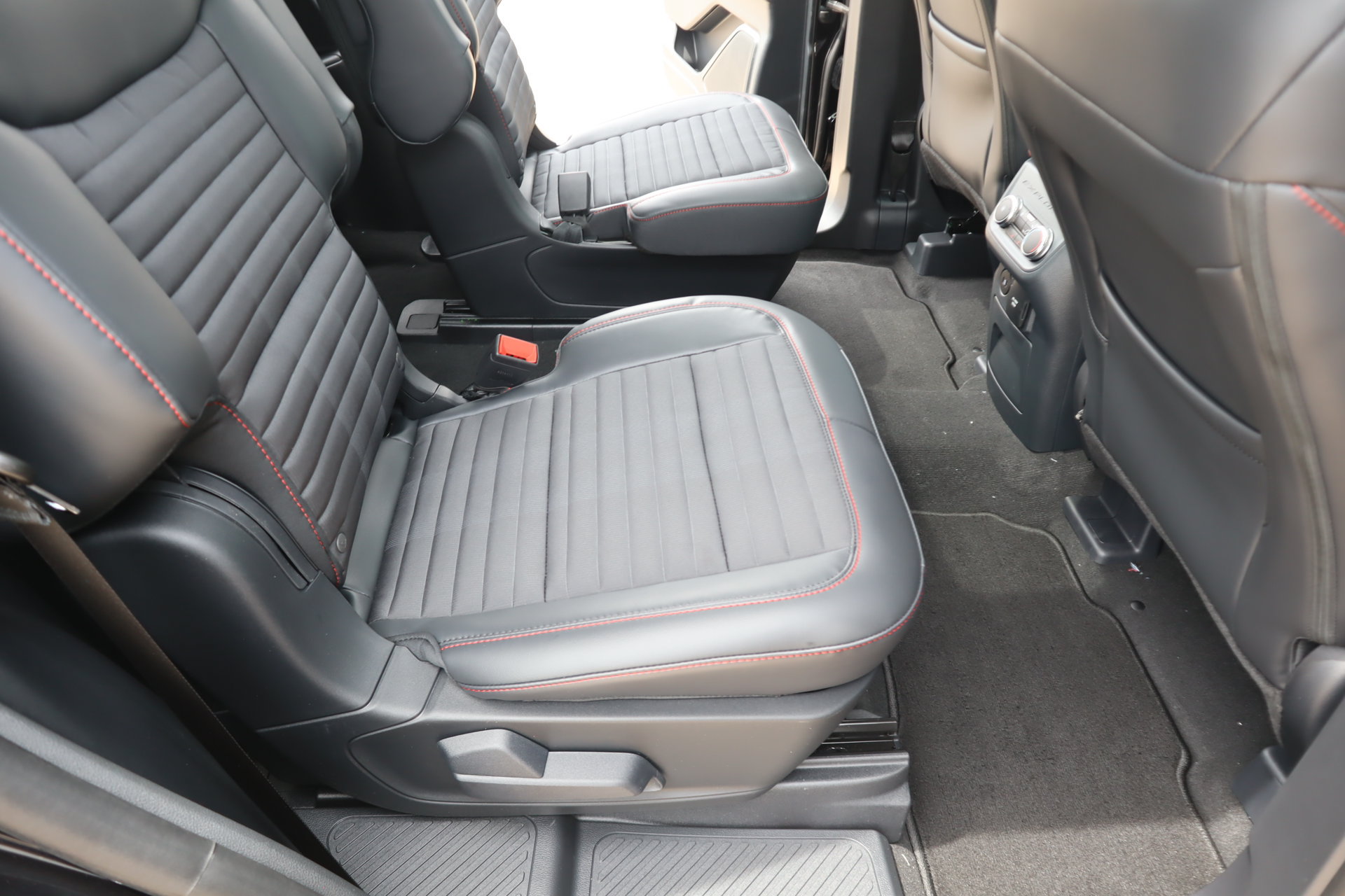New 2026 Ford Explorer ST-Line w/ ST-Line Street Pack AWD/4WD image 16