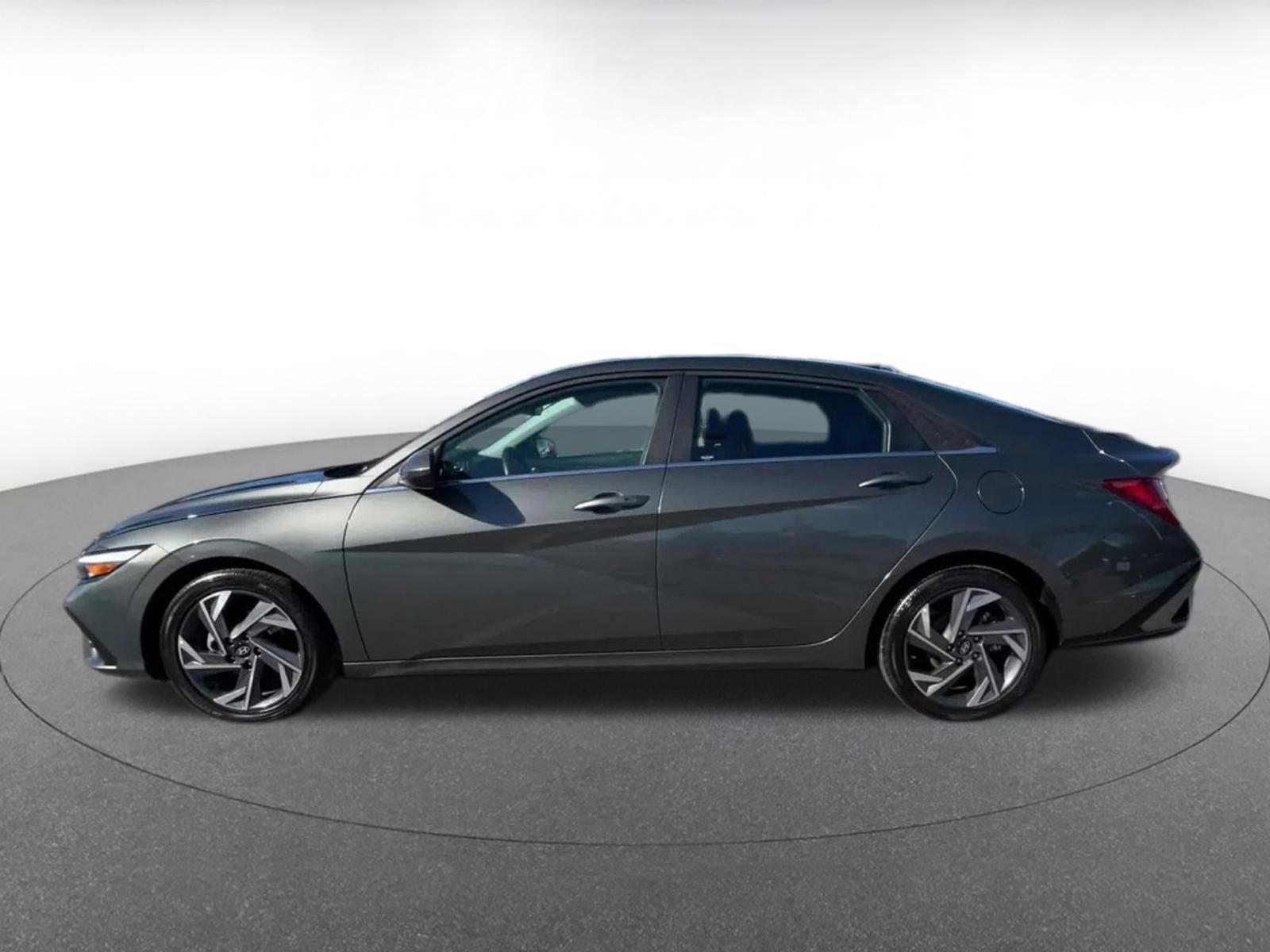 Used 2025 Hyundai Elantra SEL image 9