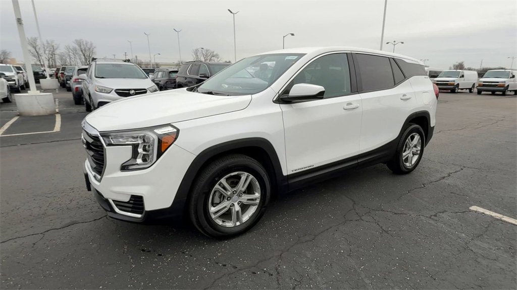 Used 2023 GMC Terrain SLE image 4