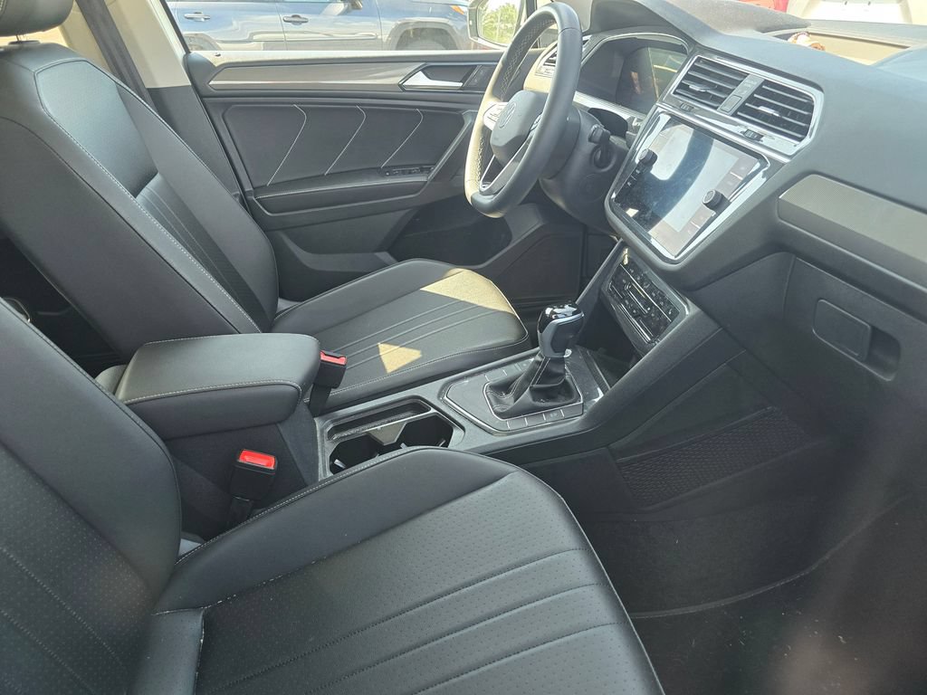 Used 2023 Volkswagen Tiguan SE w/ Panoramic Sunroof Package FWD image 11