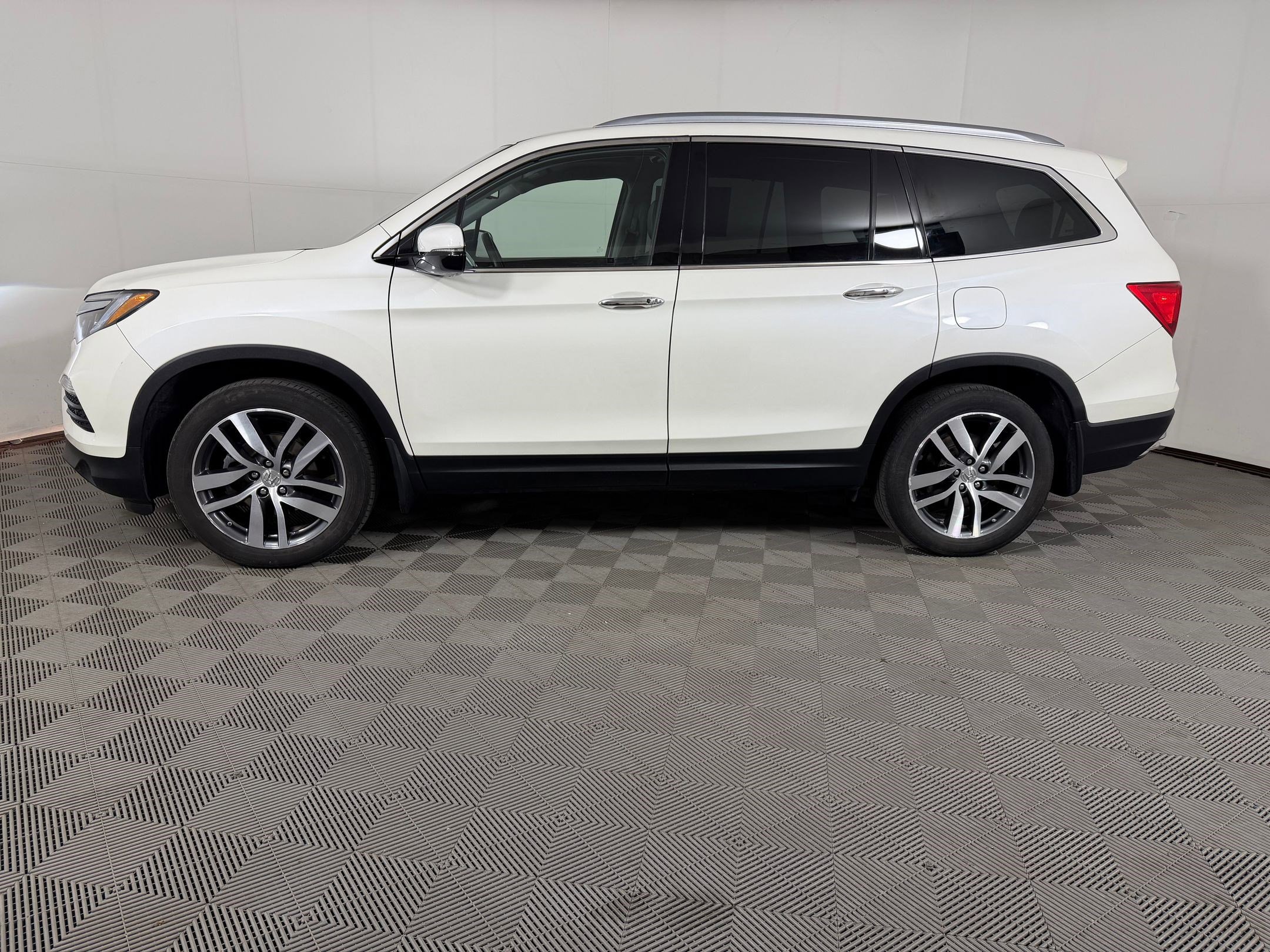 Used 2017 Honda Pilot Elite image 2