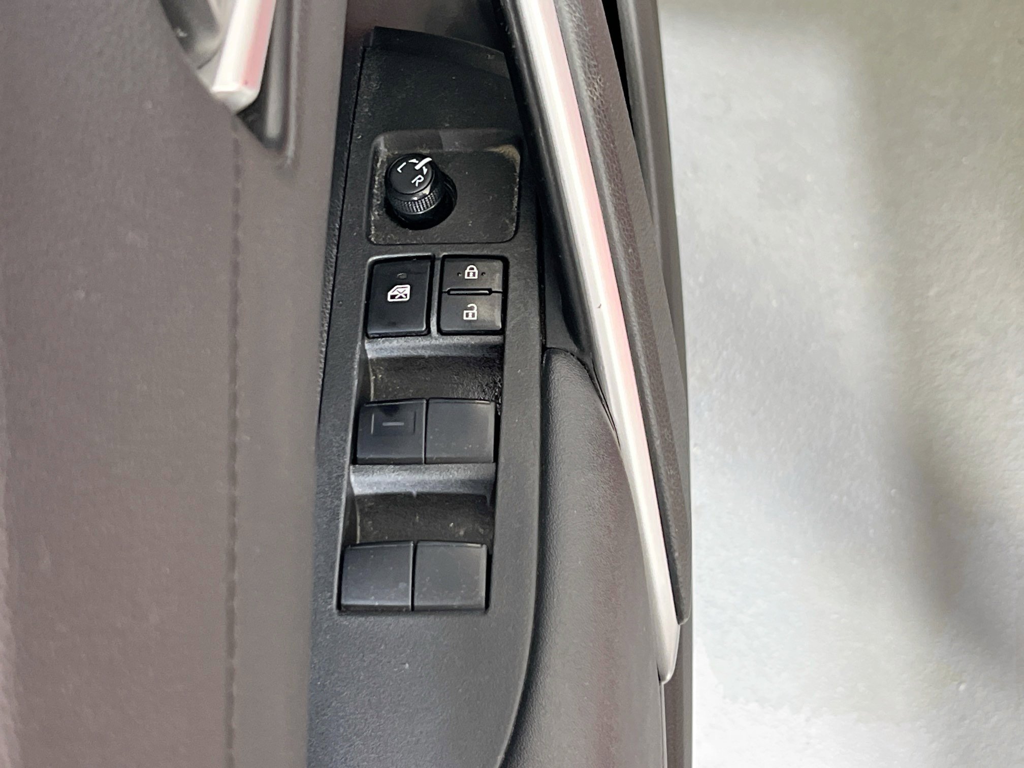 Used 2022 Toyota Corolla Cross XLE w/ Convenience Package AWD/4WD image 17