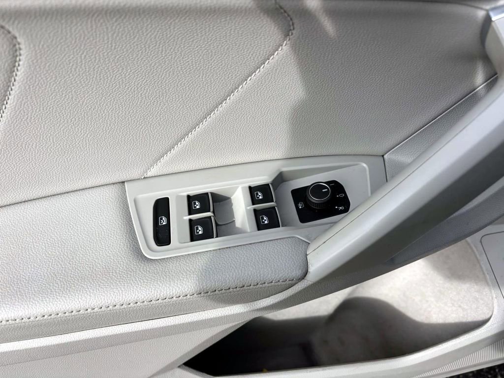 Used 2022 Volkswagen Tiguan SE R-Line image 13
