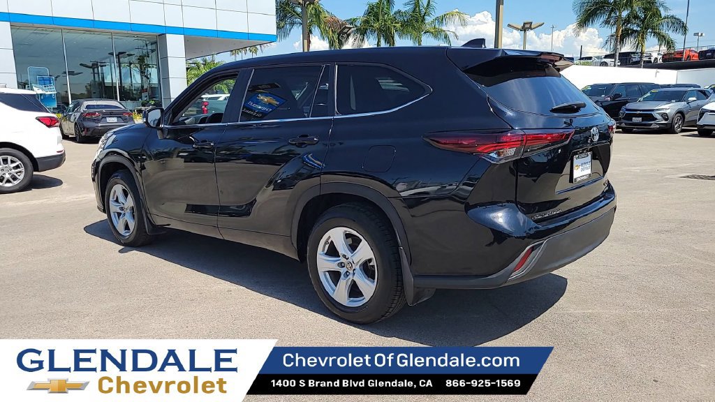 Used 2024 Toyota Highlander LE AWD/4WD image 6