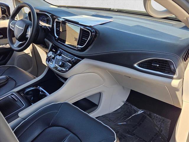 Used 2023 Chrysler Pacifica Limited image 24