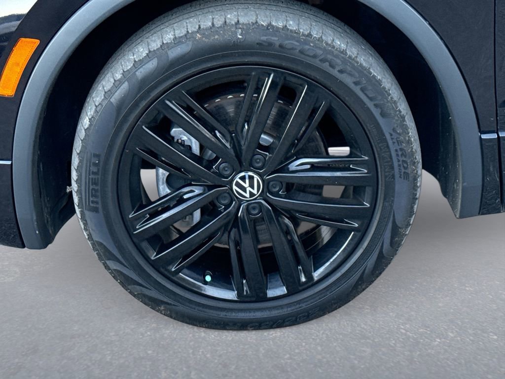 Used 2022 Volkswagen Tiguan SE R-Line image 18