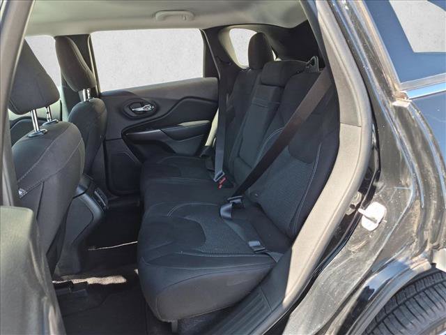 Used 2019 Jeep Cherokee Latitude w/ Popular Appearance Group FWD image 11