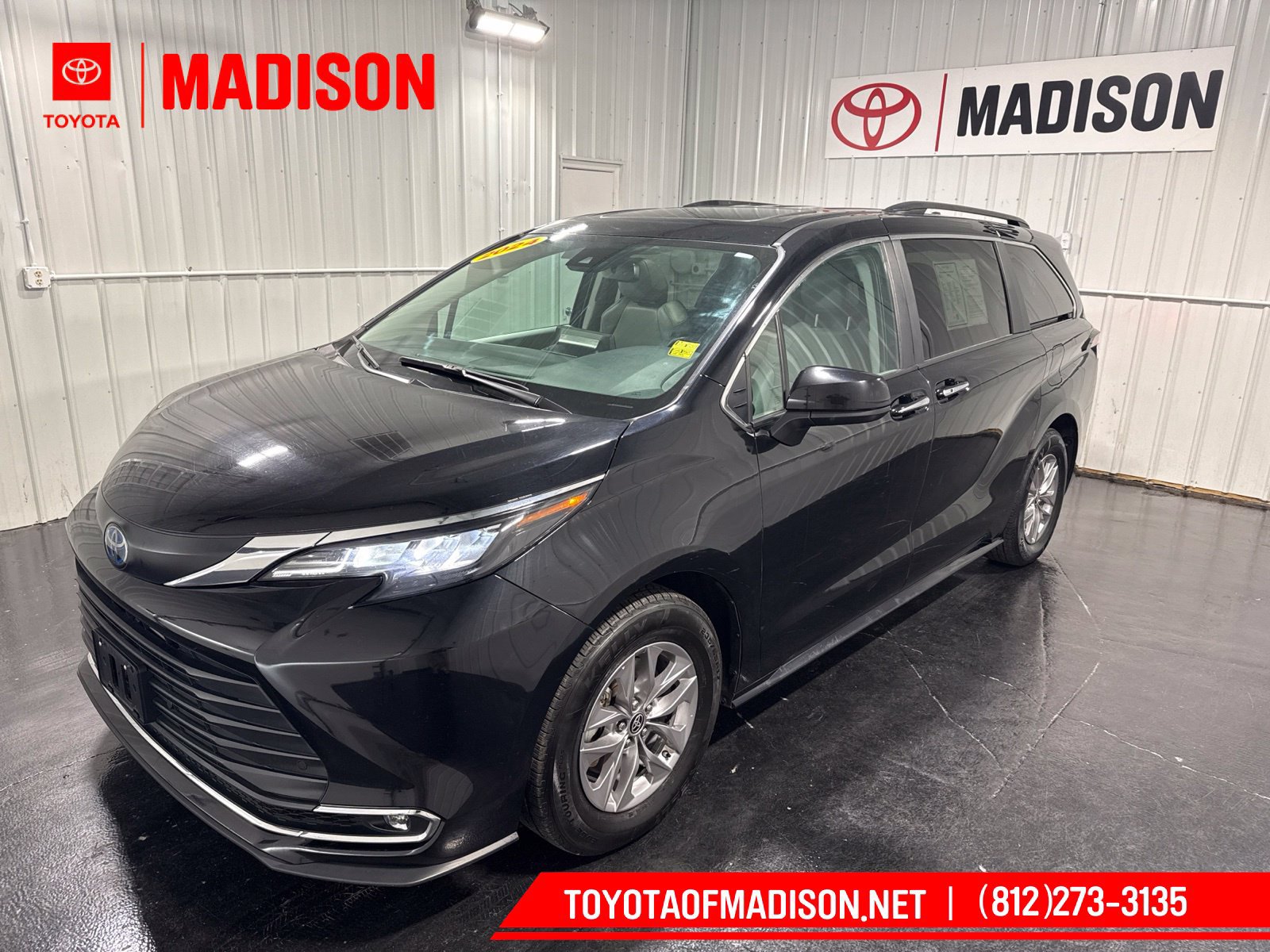 Used 2024 Toyota Sienna XLE FWD image 1