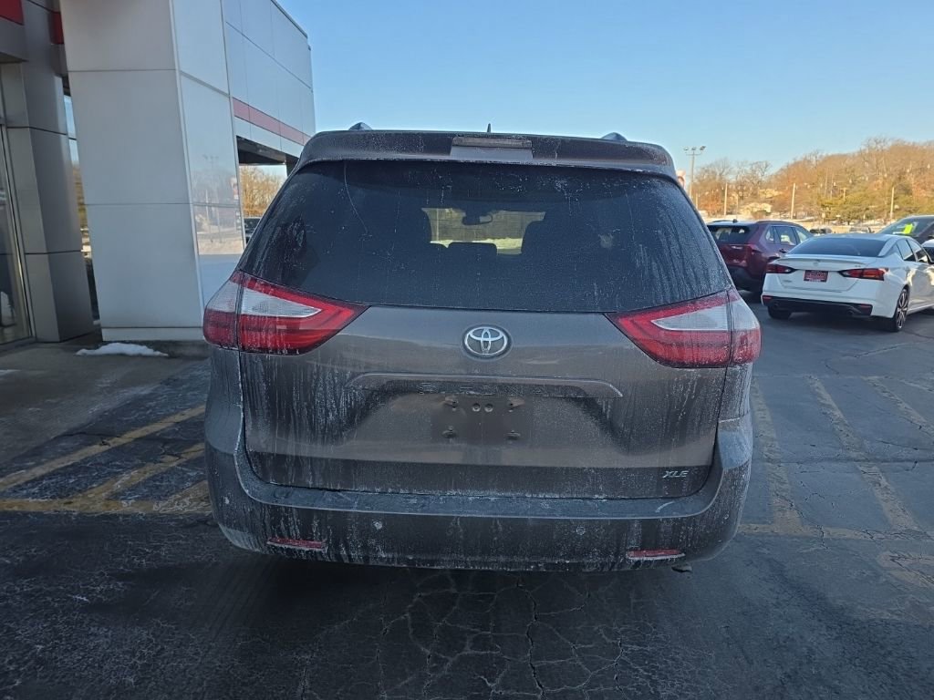Used 2019 Toyota Sienna XLE w/ XLE Navigation Package image 4