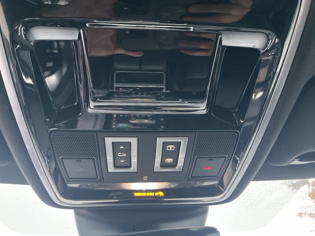 Used 2018 Land Rover Range Rover Velar R-Dynamic SE image 30