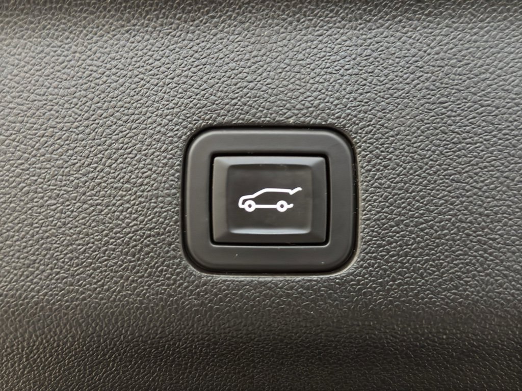 Used 2024 GMC Yukon XL Denali image 23