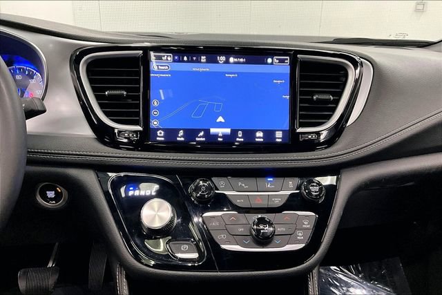Used 2025 Chrysler Pacifica Limited image 29