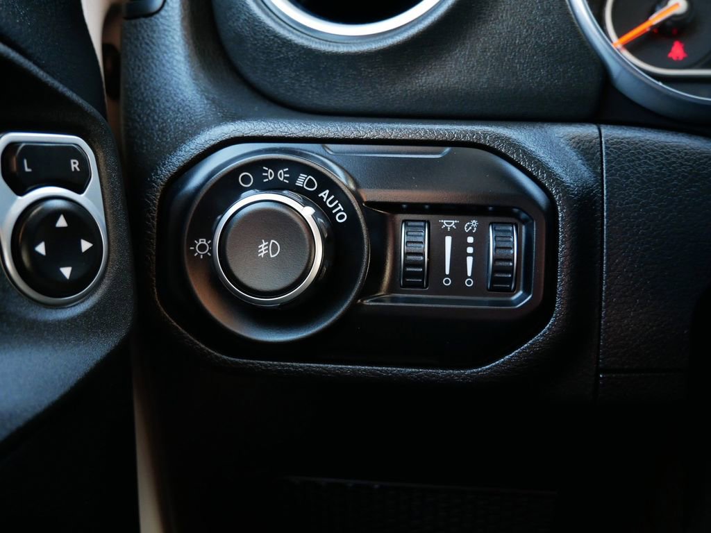 Used 2018 Jeep Wrangler Unlimited Sahara AWD/4WD image 19